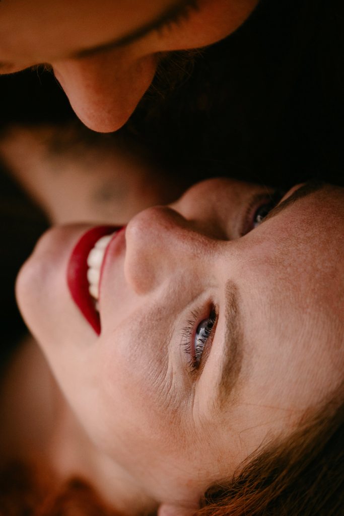 Couple, bouche rouge