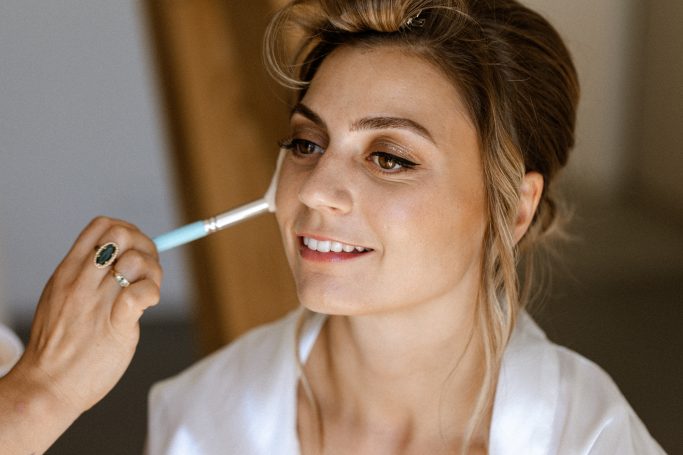 Femme blonde, maquillage, eye liner