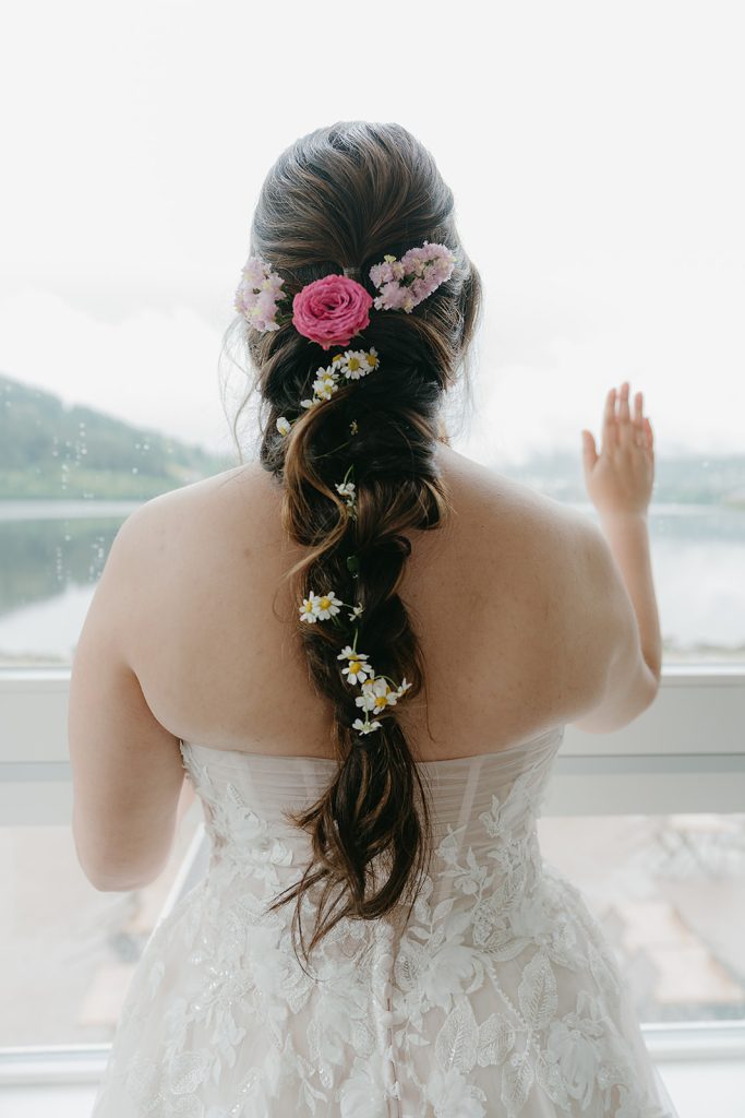 Tresse bohème, cheveux bruns, fleurs des champs